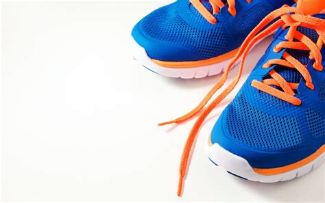 how long do running shoes last - when should you replace running shoes.